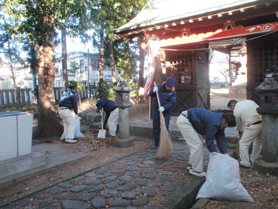 飯田八幡神社境内の清掃2